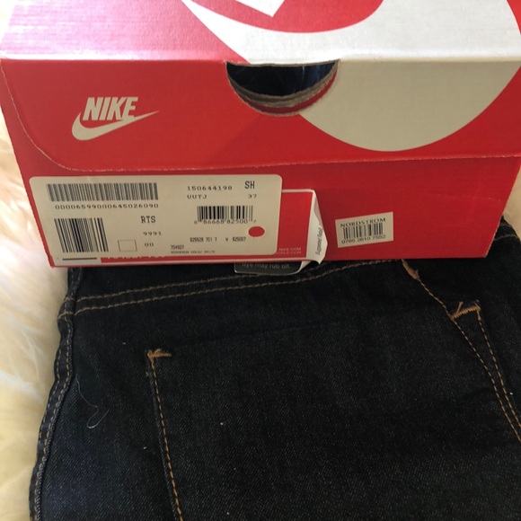 Like new...Nike FlyKnit Roshe Run Shoes. Sz 7 - Picture 9 of 11